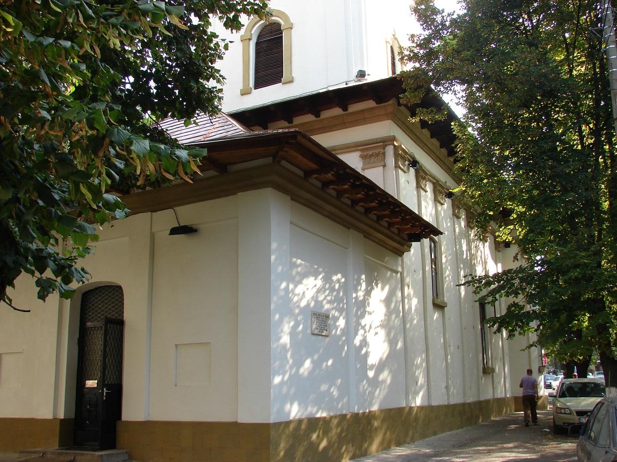 Biserica - vedere exterioară