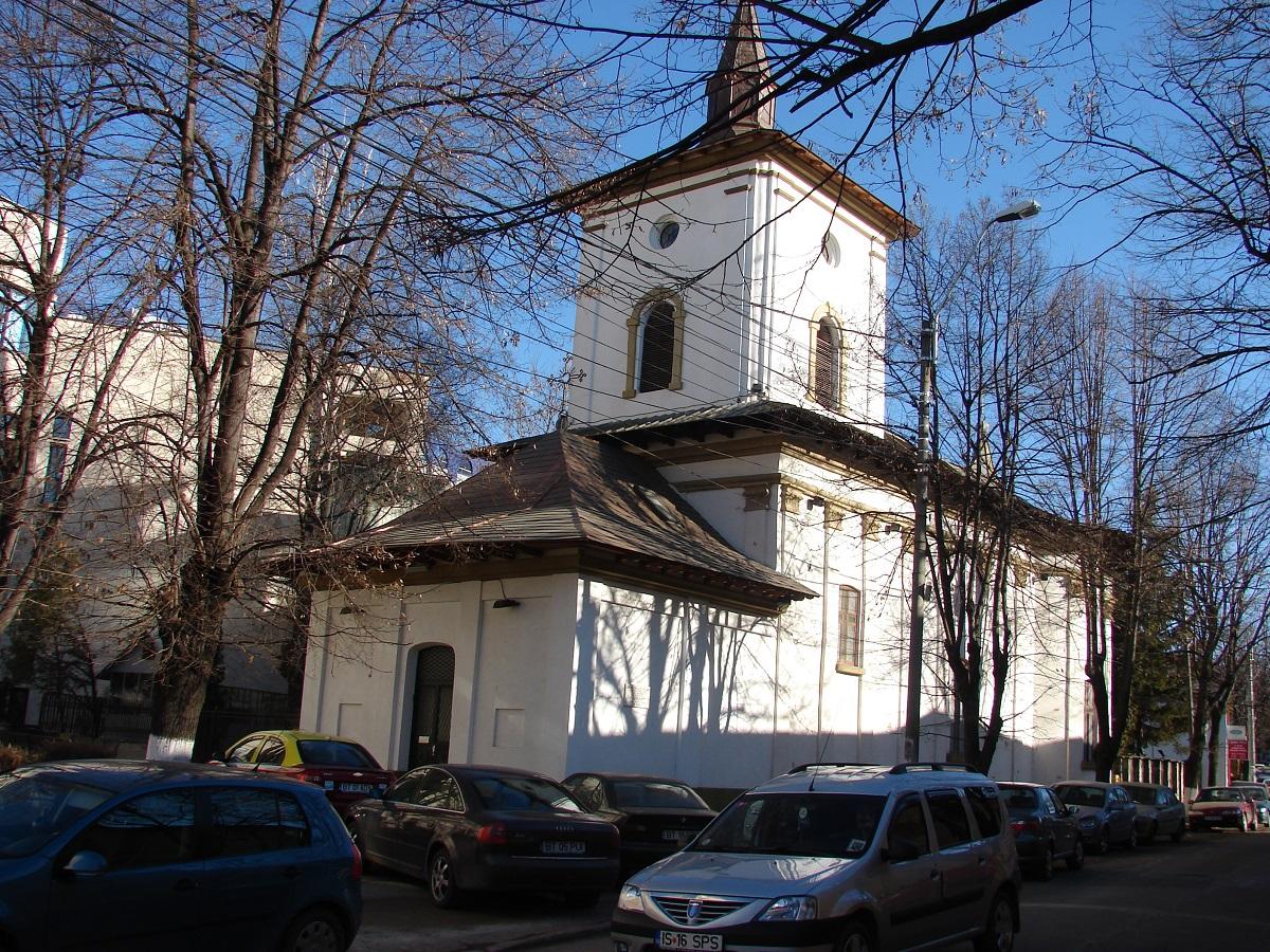 Biserica - vedere exterioară